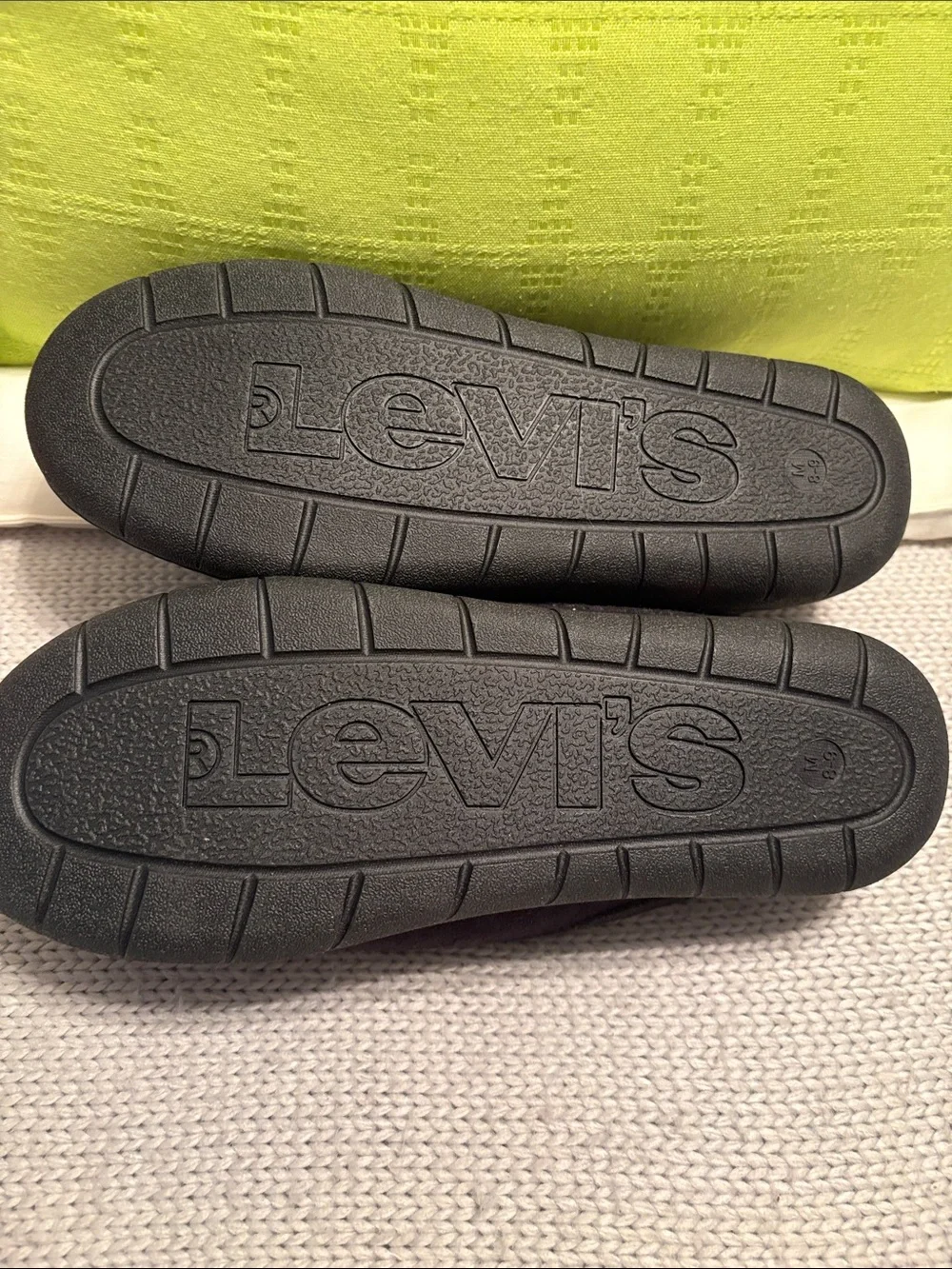 NIB Levi’s Memory Foam Unisex Slippers Medium Size 8-9